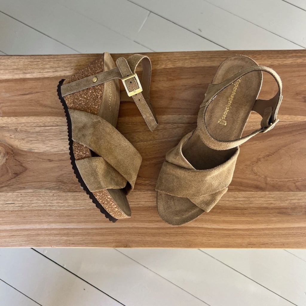 COPENHAGEN SHOES SUMMER VIBES Sandaler med kilehæl 0002 BEIGE